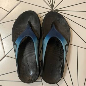 OOFOS in great shape. Looks like they were hardly worn.